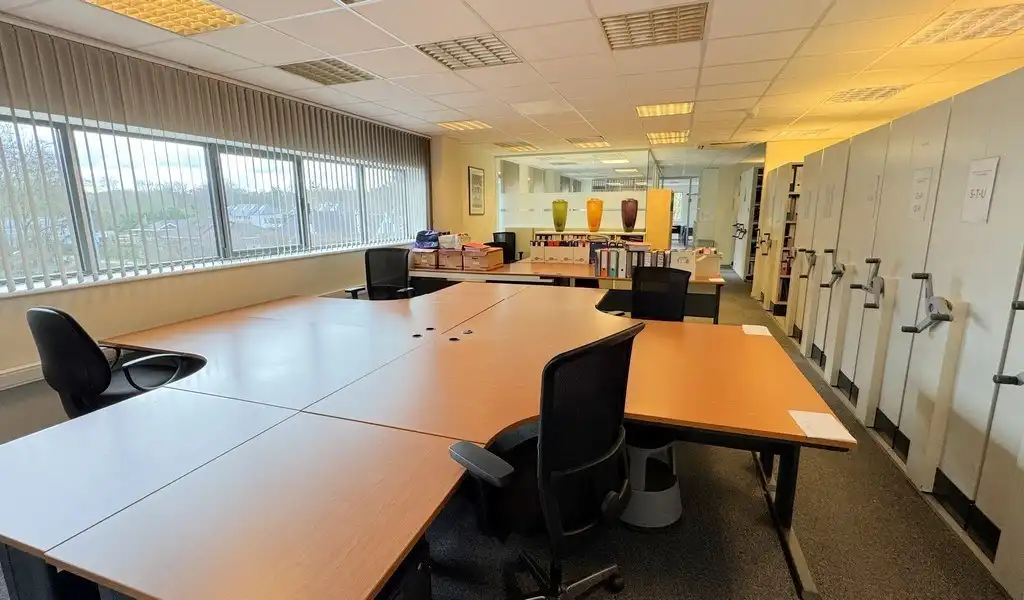 Ingedeelde kantoorruimte met visibiliteit te huur in Sint-Martens-Latem foto 14