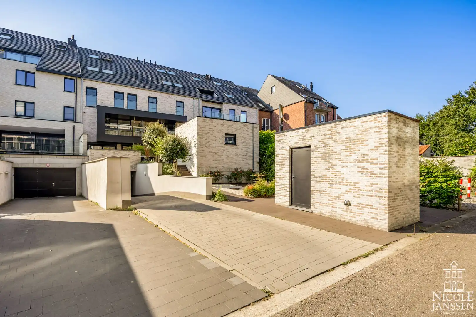 Gelijkvloers appartement met terras, twee bergingen en autostandplaats foto 23