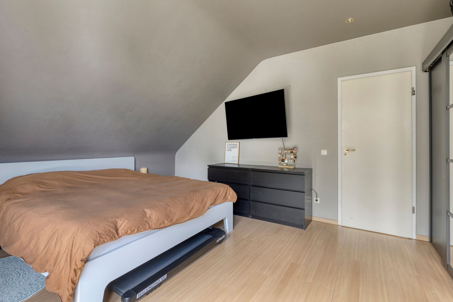 Open bebouwing met 3 slpkmrs, zonnepanelen en praktijkruimte foto 15