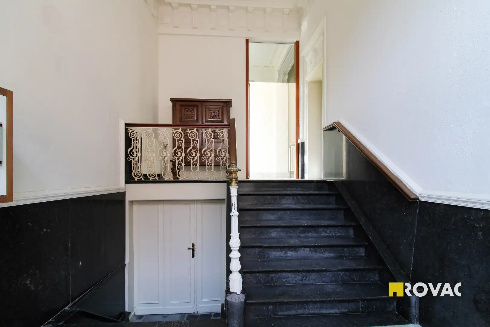 Vernieuwd appartement op de 1ste verdieping (vooraan gebouw)! foto 3