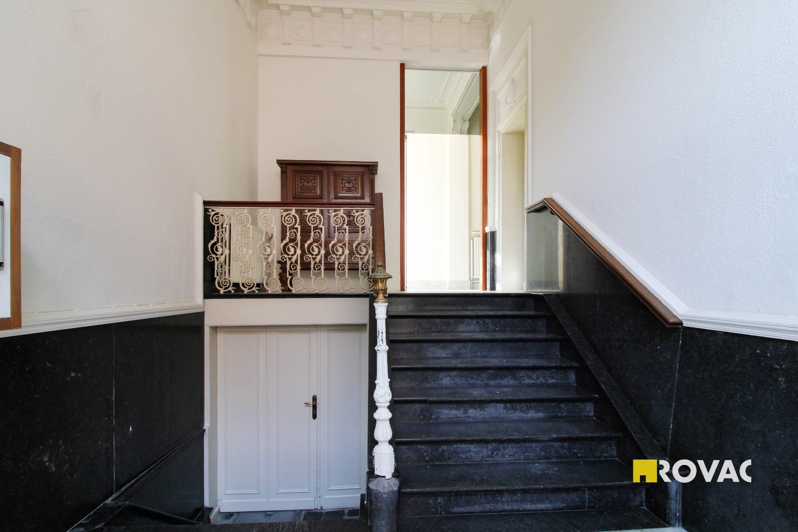 Vernieuwd appartement op de 1ste verdieping (vooraan gebouw)! foto 3