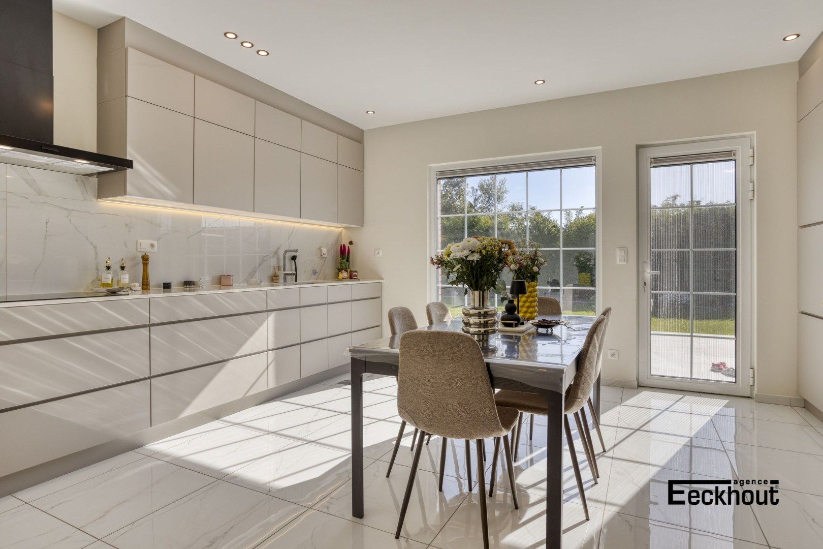 Gerenoveerde halfopen woning met grote zonnige tuin op gegeerde ligging! foto 8