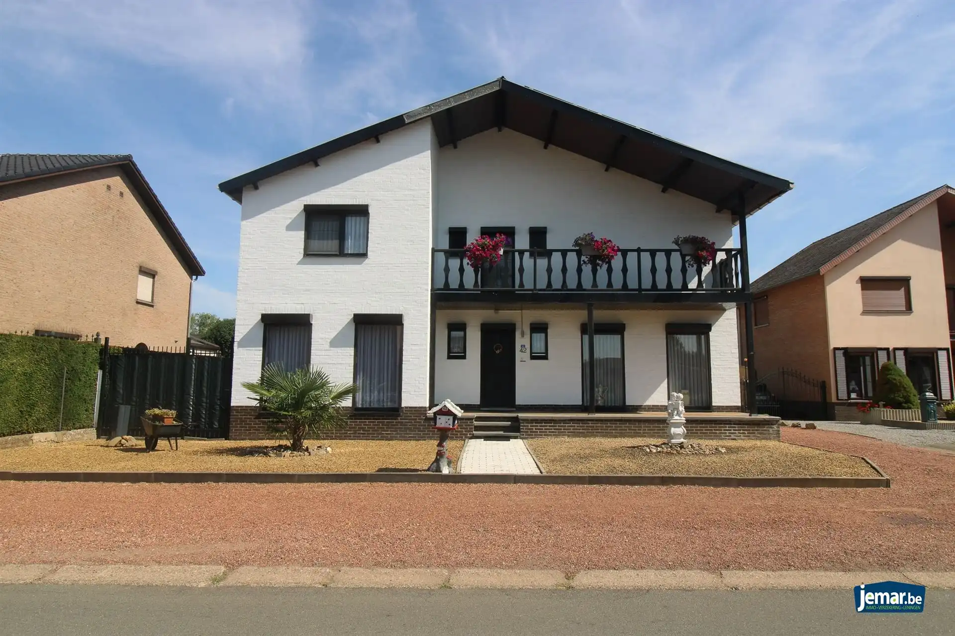 Vrijstaande gezinswoning met 4 slaapkamers, ruime kelder en garage, zonnepanelen mét certificaten en tuin op een vlot bereikbare toplocatie in Maasmechelen! foto {{pictureIndex}}