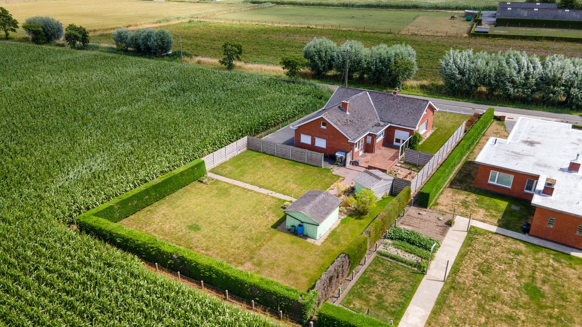 Hoofdfoto van de publicatie: Te renoveren bungalow op ruim perceel