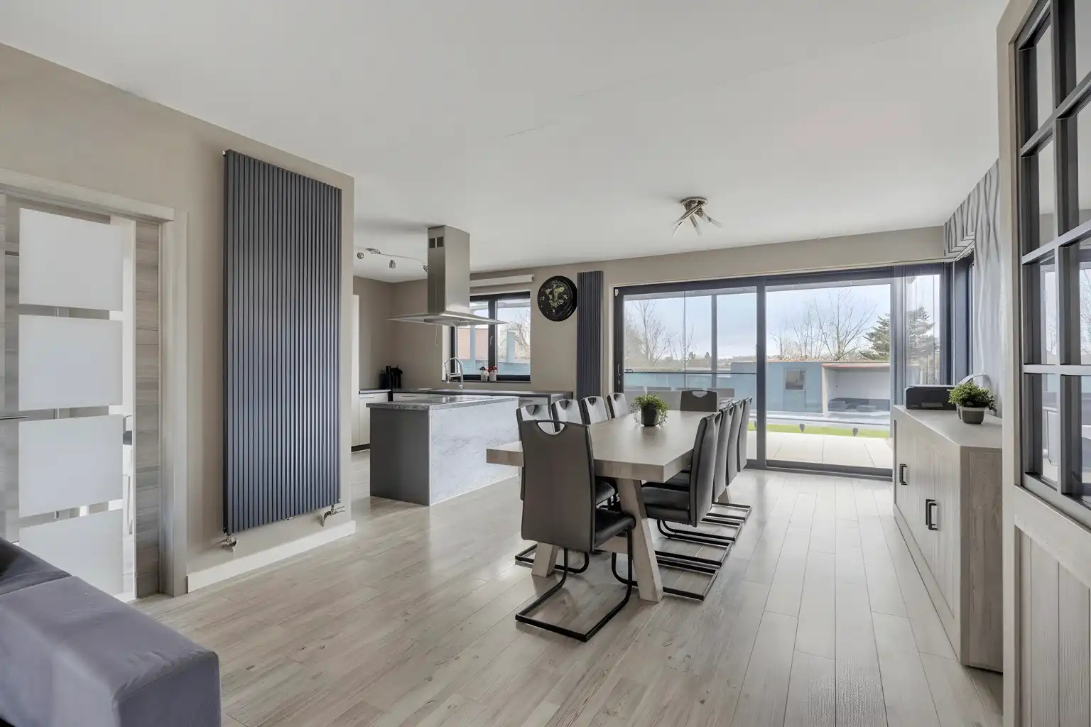 INSTAPKLARE WONING MET PRAKTIJKRUIMTE/BUREEL EN ZWEMBAD foto 11