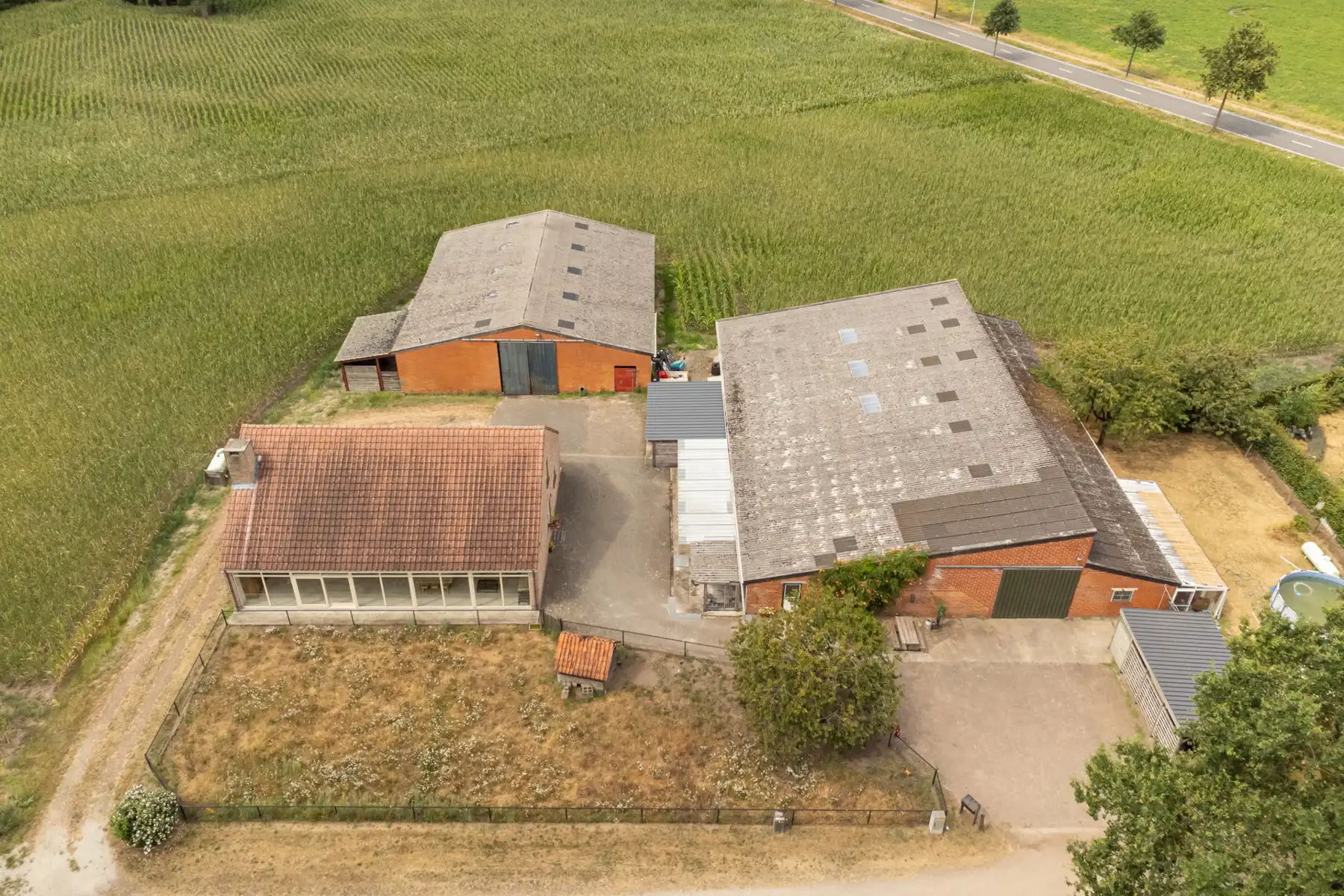Bedrijfswoning met bijgebouwen en weiland op ca 1,3ha. foto 24