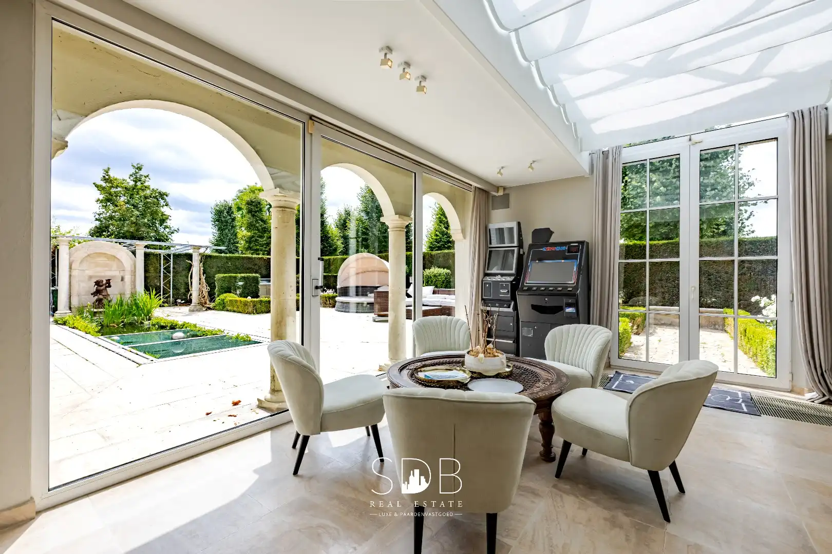 Landelijke villa met bijgebouwen en graslanden op 23.740m² foto 8