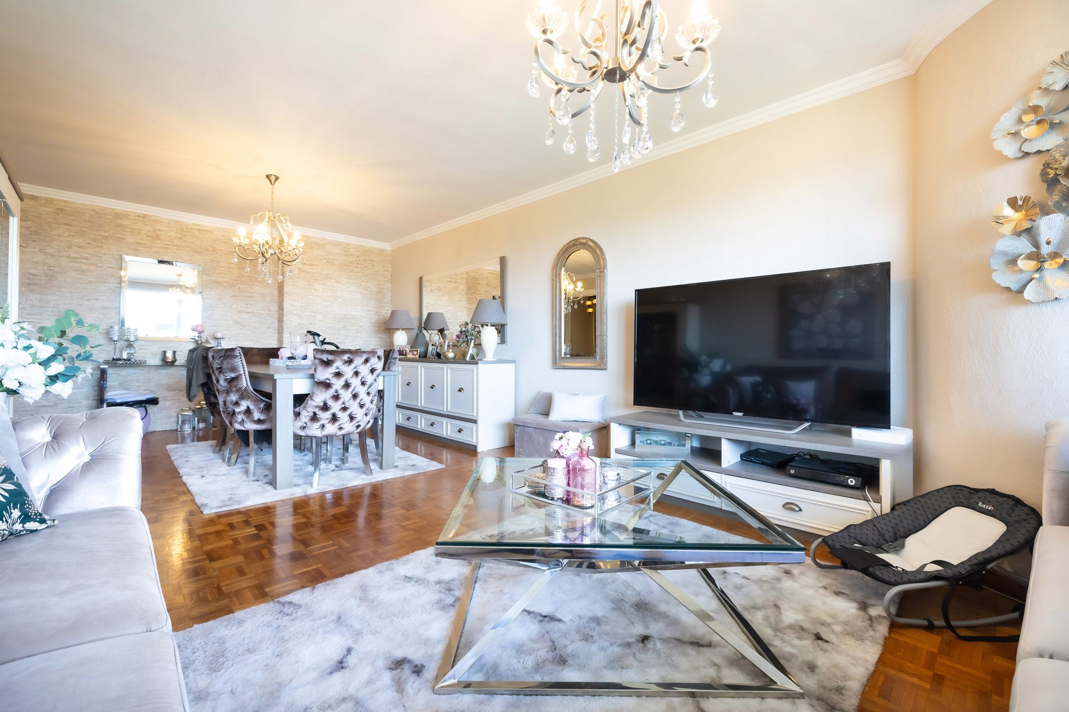 Ruim appartement met 3 slaapkamers van 102m² foto {{pictureIndex}}