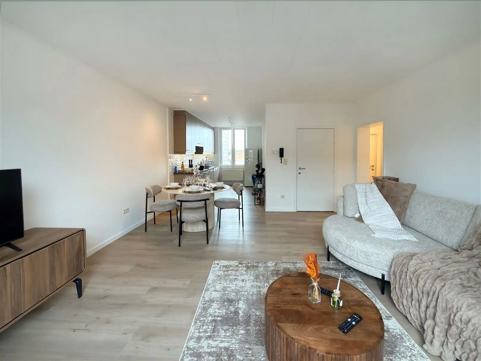Handelsgelijkvloers, 3 appartementen en eigen parking!! foto 26
