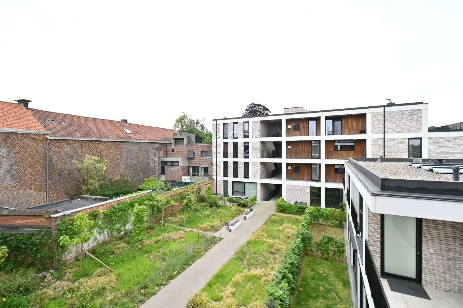 Knap recent appartement met 2 slaapkamers en mooi uitzicht + autostandplaats foto 2