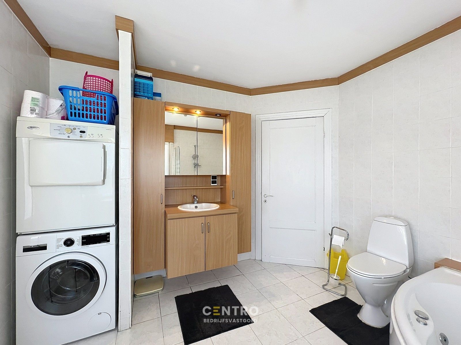 Woning met commerciële ruimte (eenvoudig om te vormen naar ruime leefruimte), 240m² bewoonbaar, extra tuinbergingen en DUBBELE garage te Torhout. foto 24