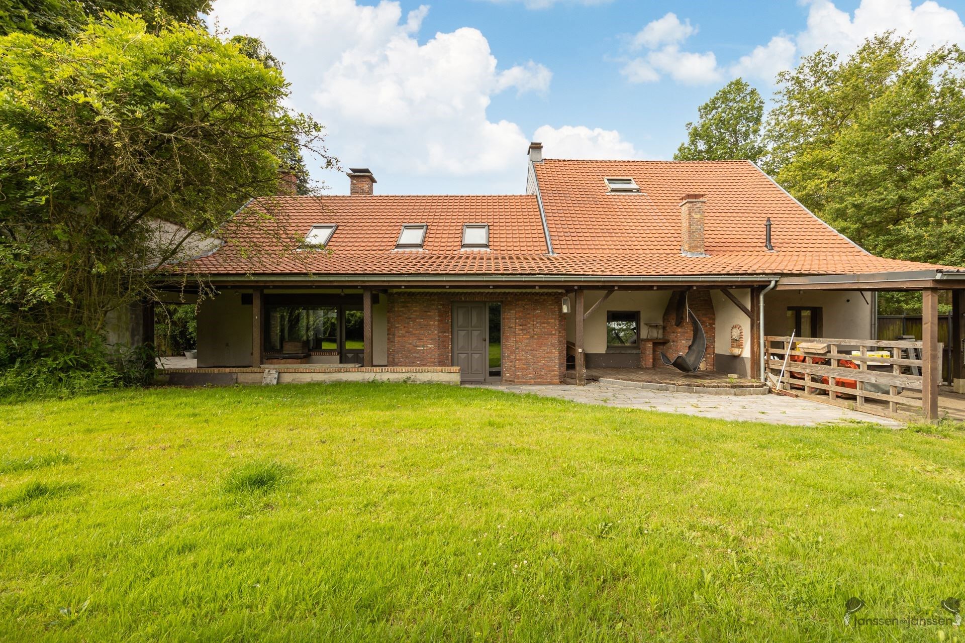 Uniek landhuis,4 slaapkamers, bijgebouwen op een perceel van 2200m² in het groen te Begijnendijk foto {{pictureIndex}}