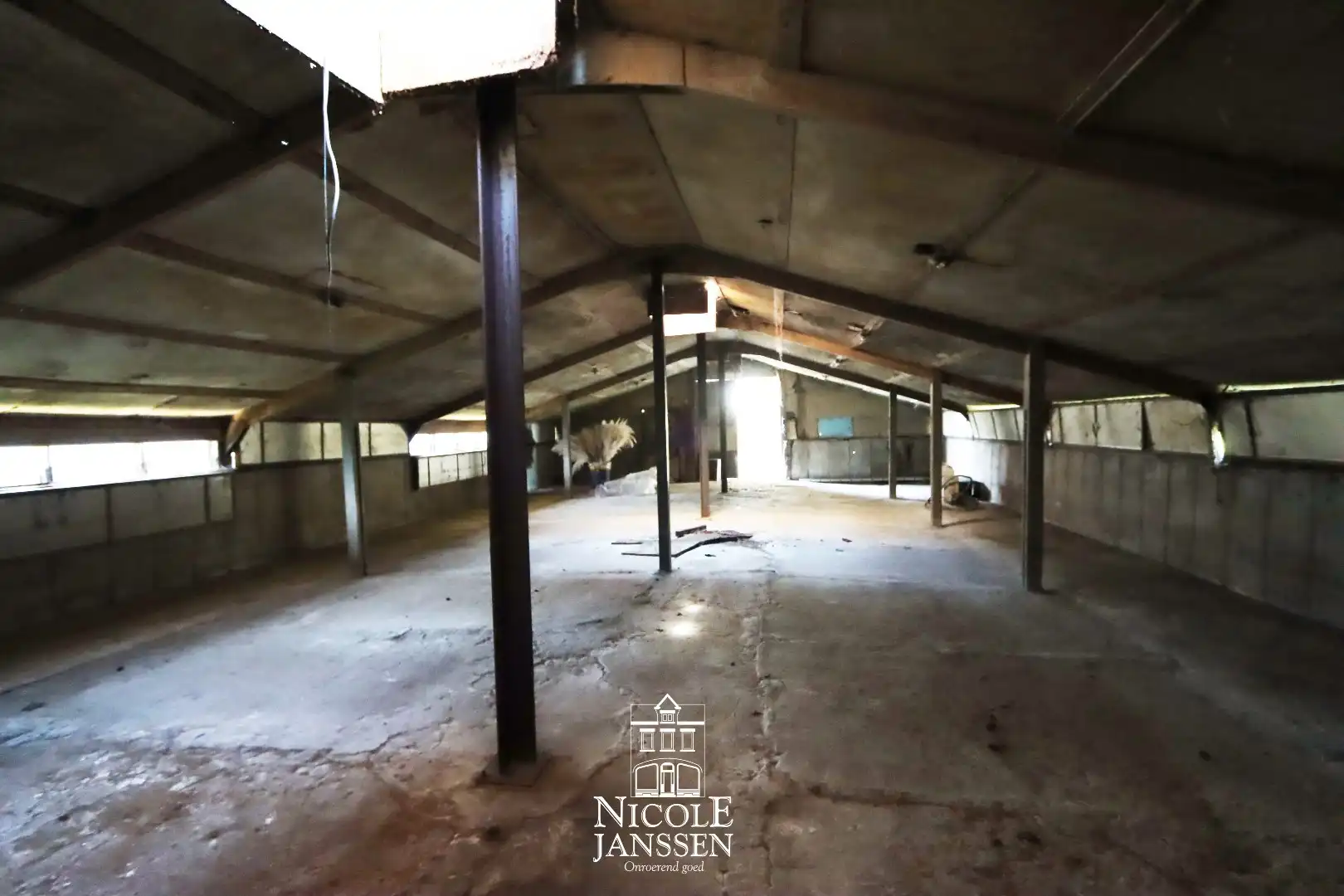 Woning met loods/stallen foto 13