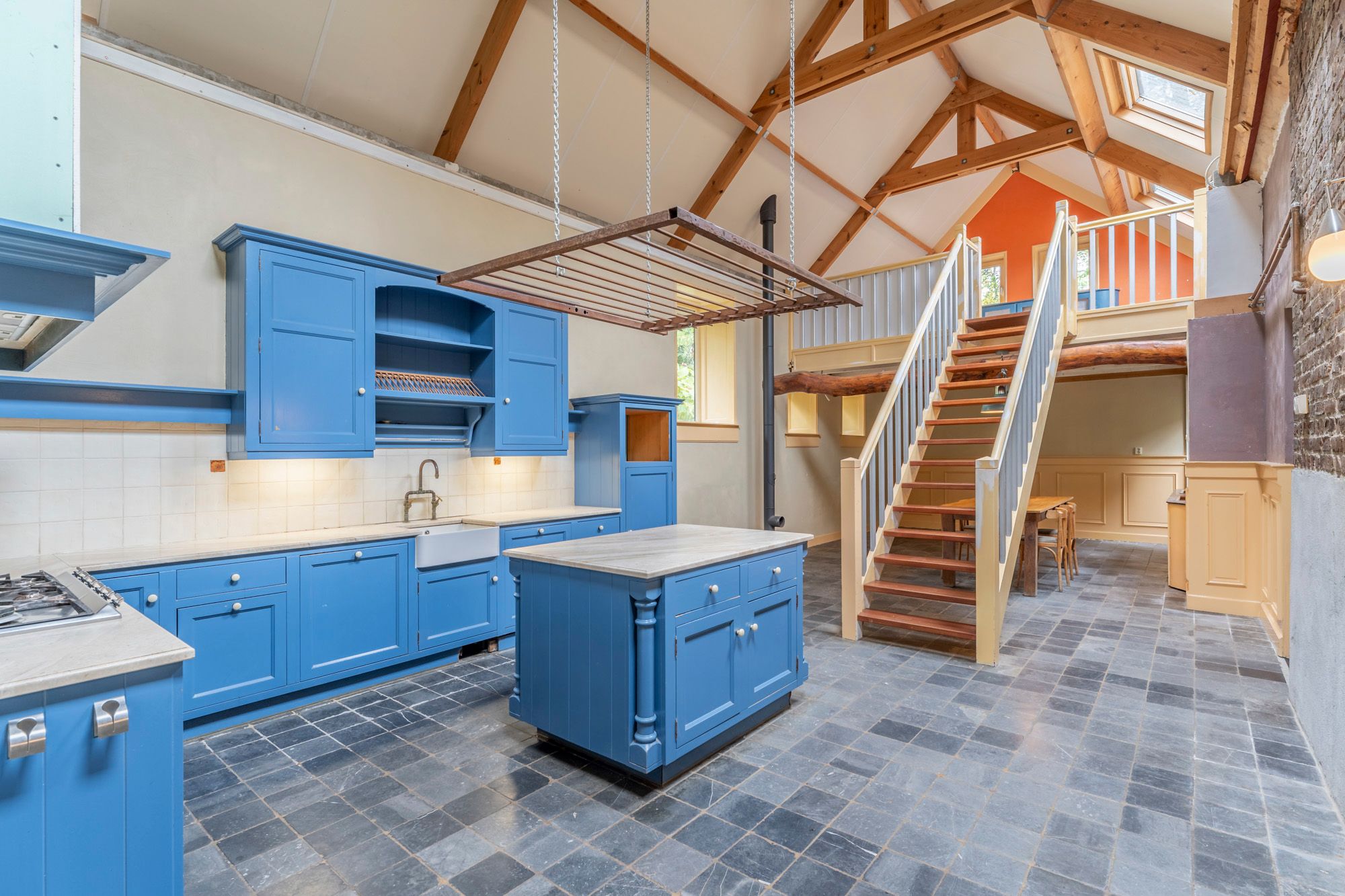 Deels Gerenoveerde Dorpshoeve met Veel Mogelijkheden foto 3