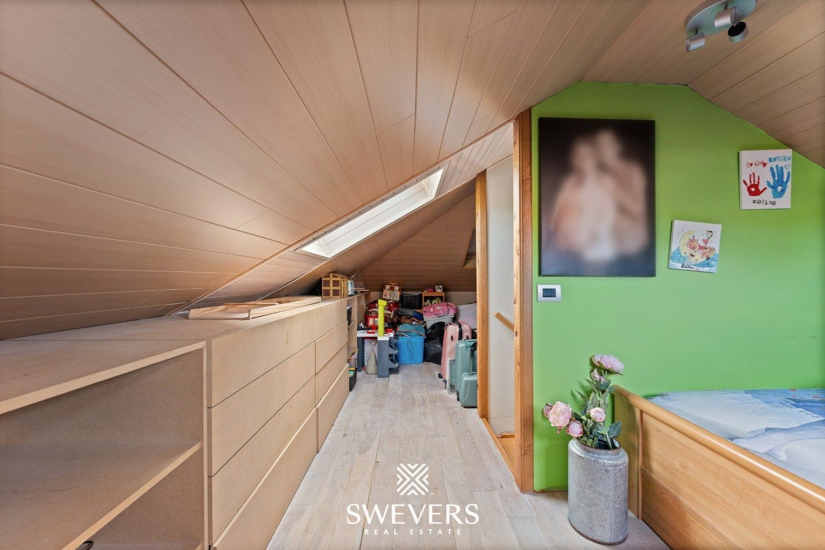 Ruime open bebouwing met nieuwe keuken en veranda foto 23