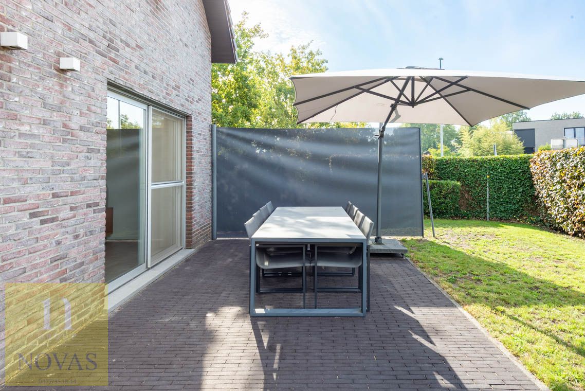 Ruime instapklare woning met 4 tot 5 slaapkamers, zonnepanelen, airco, inpandige garage en buitenstaanplaatsen foto 34