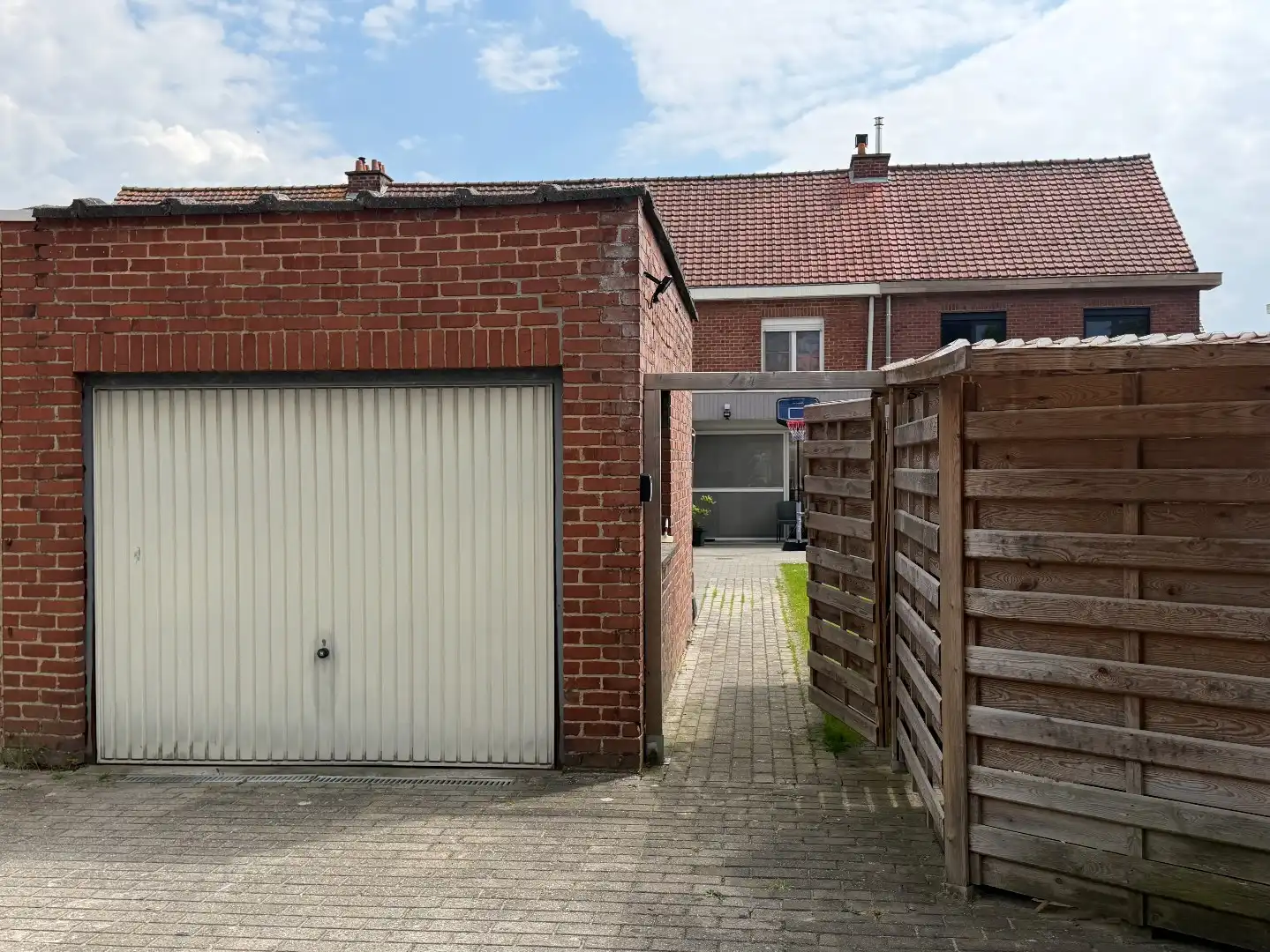 Instapklare rijwoning met garage te koop te Harelbeke! foto 23