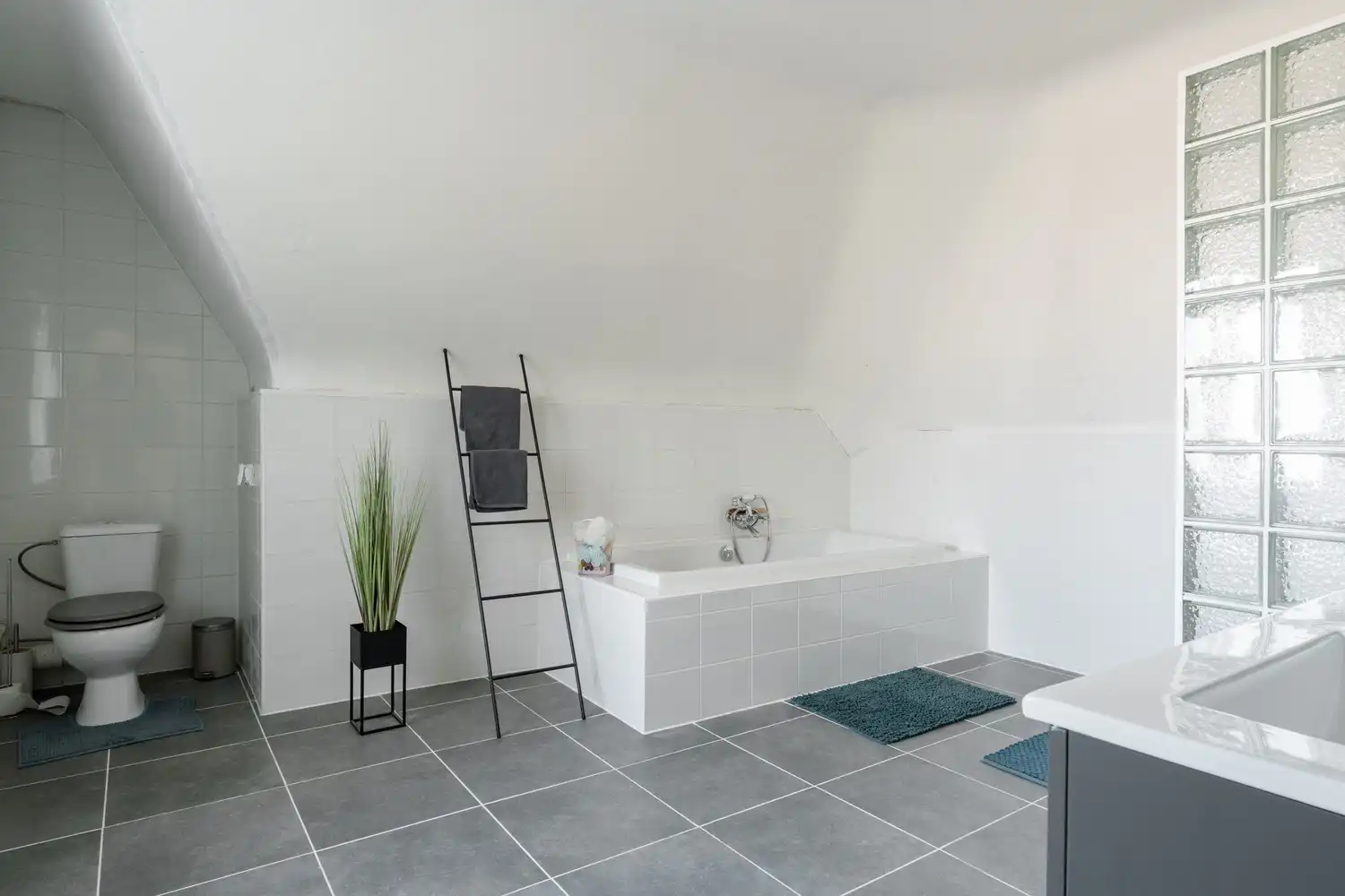 Instapklare, charmante woning op topligging nabij de Nederlandse grens foto 23