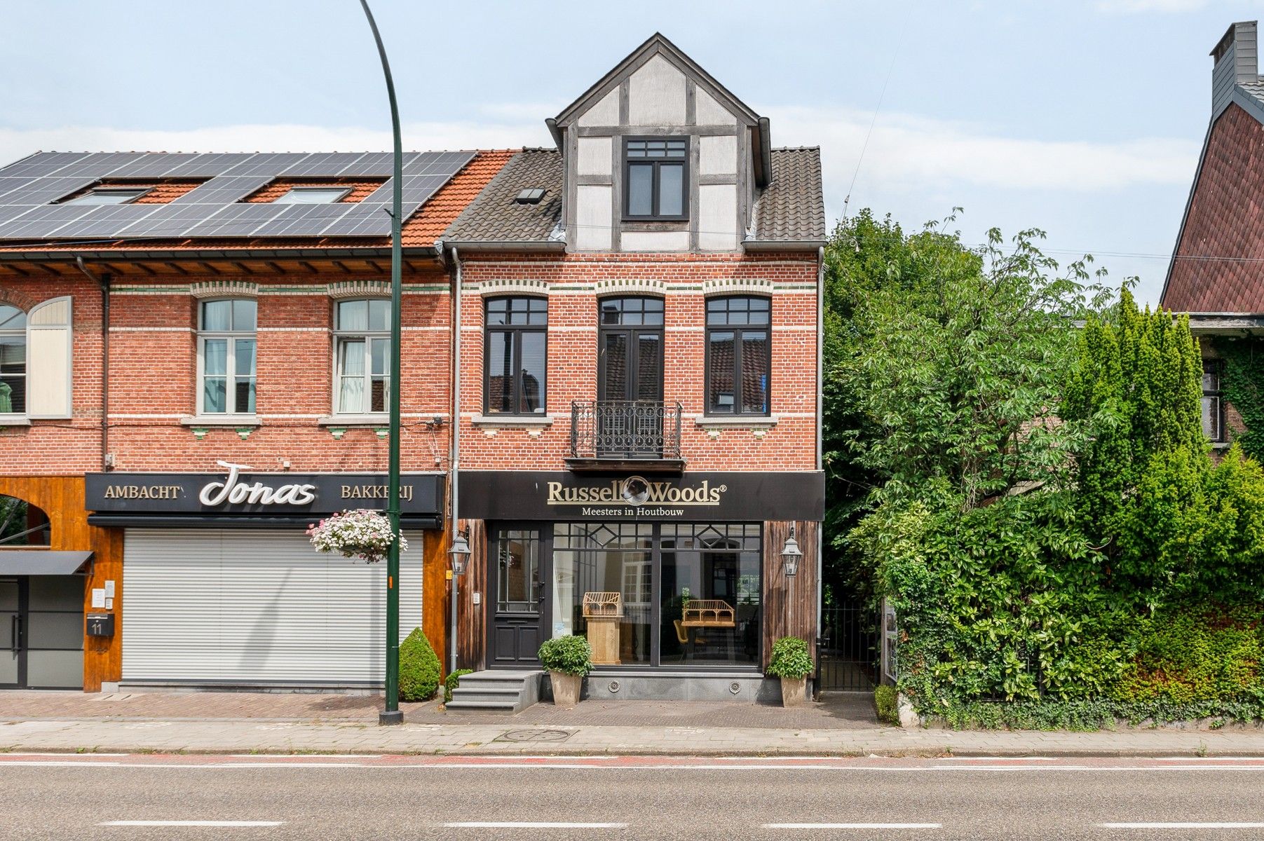 Opbrengsteigendom met handelspand en duplex appartement in het centrum van ’s-Gravenwezel foto {{pictureIndex}}