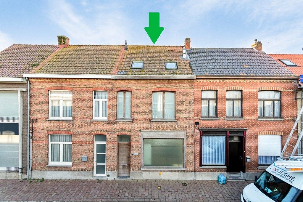 ROESBRUGGE: Unieke woning met een perfecte balans tussen privéleven en professionele ambities - volledig gerenoveerd en instapklaar - met terrasje en dubbele garage op 111m² grondopp. foto {{pictureIndex}}