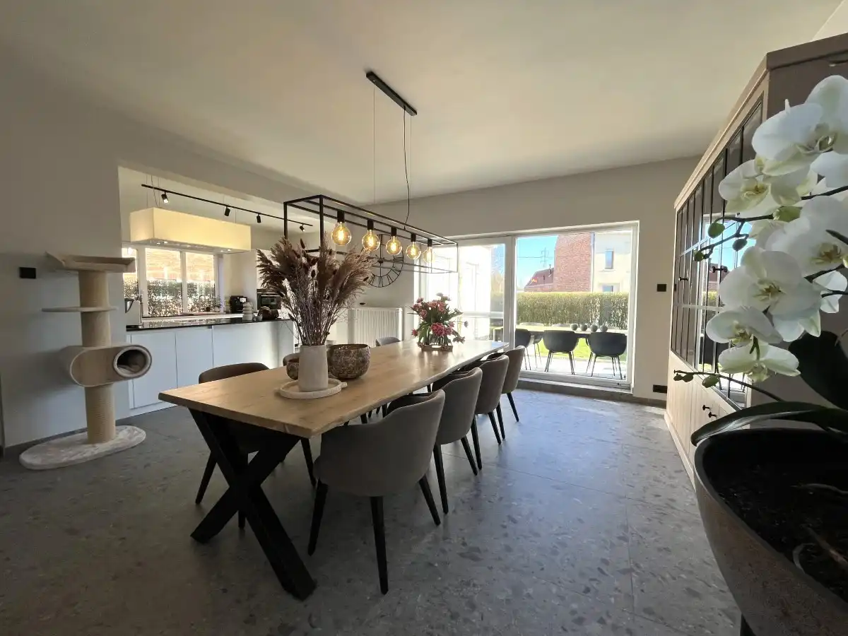 Izegem - Volledig gerenoveerde open bebouwing met zonnige tuin foto 4