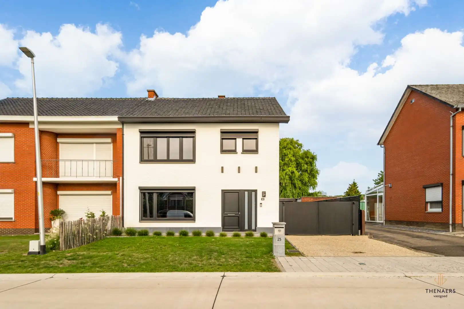 INSTAPKLARE WONING MET 3 SLAAPKAMERS, TUIN EN CARPORT. foto 31