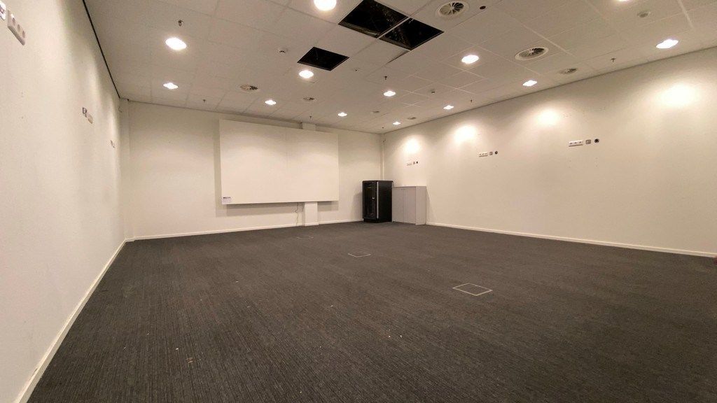 Instapklaar kantoor te huur nabij R8 in Kortrijk foto 12