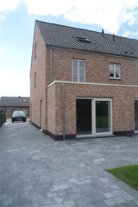 Recente woning, drie slpk, ruime zolder op rustige locatie foto 3