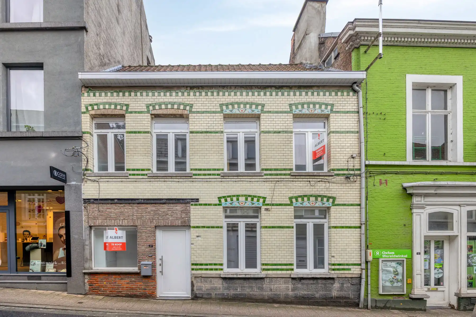 Instapklare woning met 4 slaapkamers in centrum Wetteren  foto {{pictureIndex}}