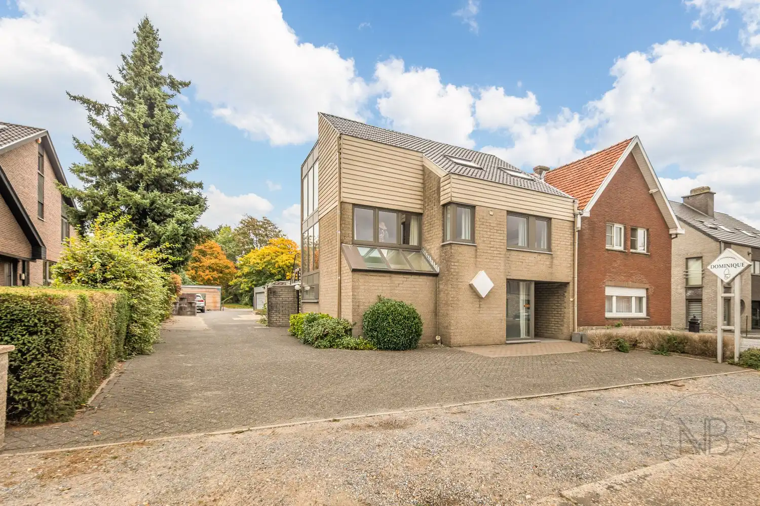 Pand met vergunde praktijkruimte, woonst, garage en carport in Opglabbeek foto {{pictureIndex}}