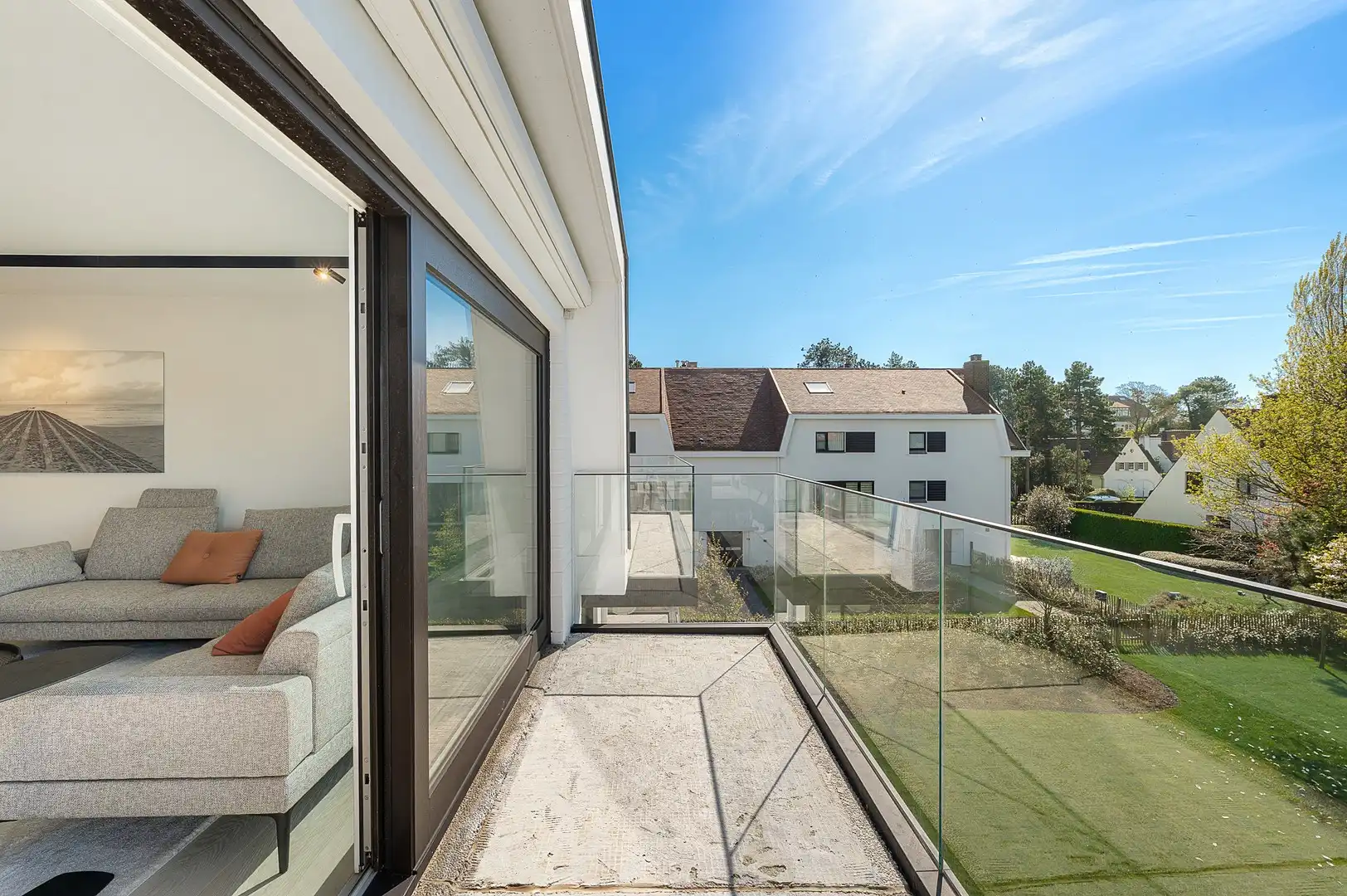 Zonnig gerenoveerd appartement met zuidwest gericht terras en open zicht op wandelafstand van het strand in hartje Zoute. foto 10