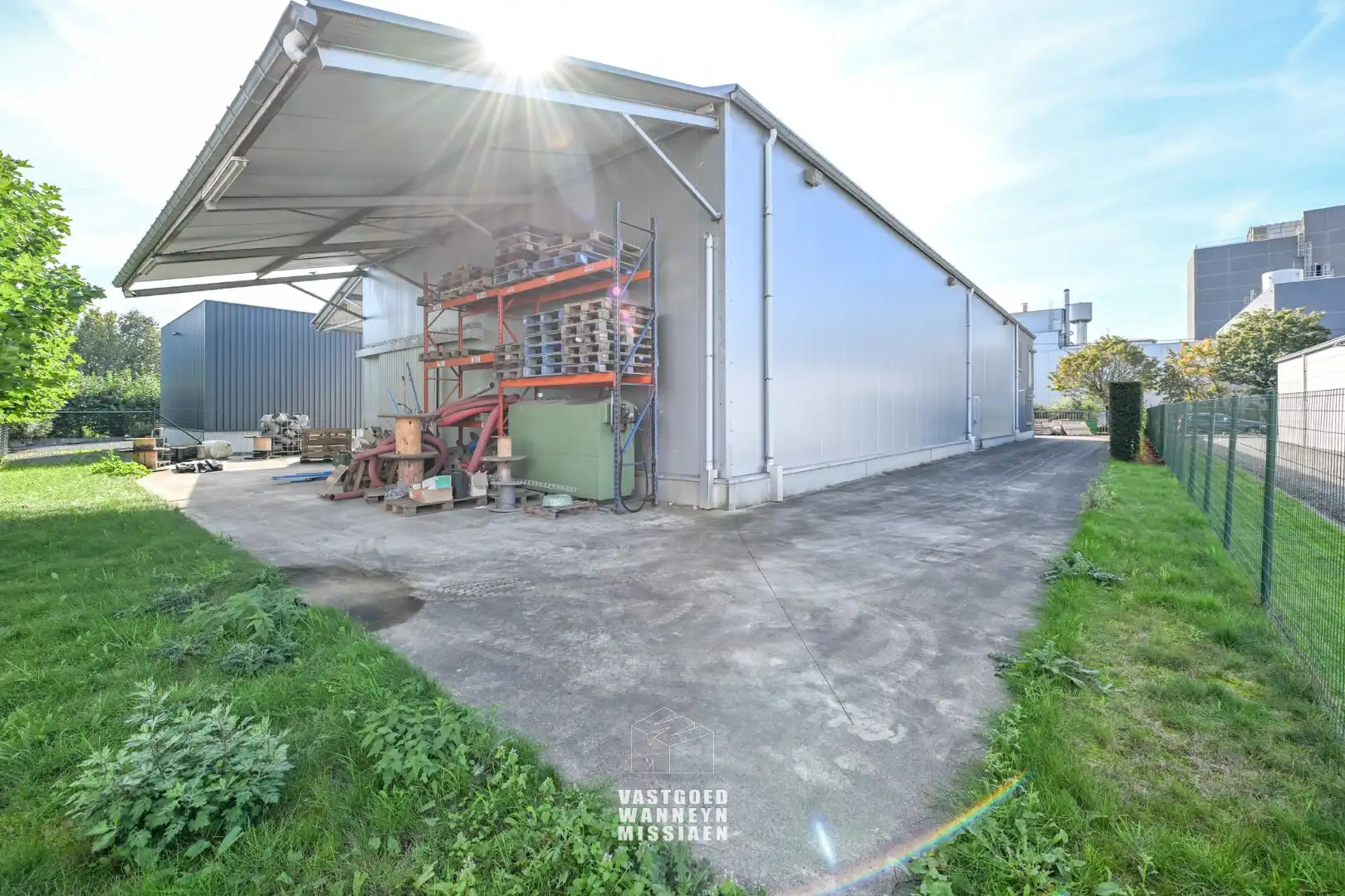 Loods met laadkade, geïntegreerd kantoor en conciërgewoning op 1124 m² foto 11
