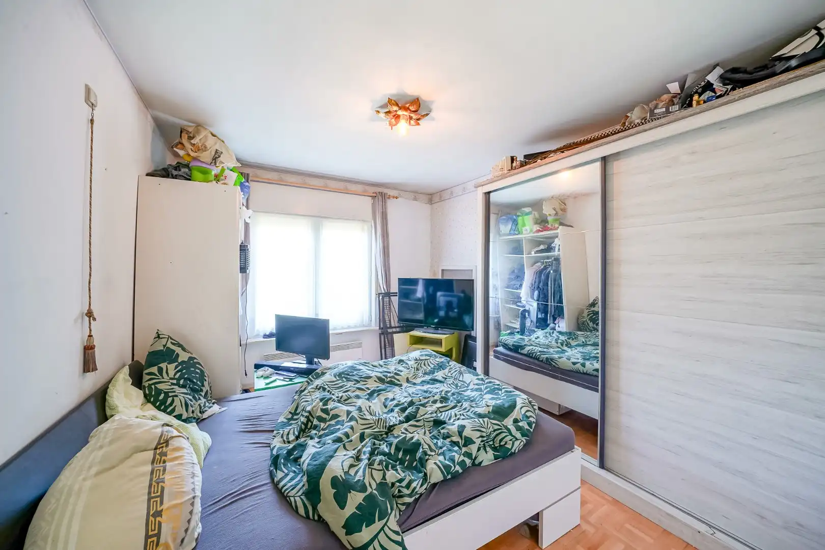 Opbrengstwoning met 2 verhuurde appartementen, tuin en 2 garages in Stene foto 9