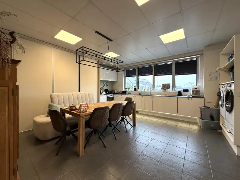 Uitstekend KMO-gebouw met Magazijn, Kantoren, en Parkeerfaciliteiten foto 12