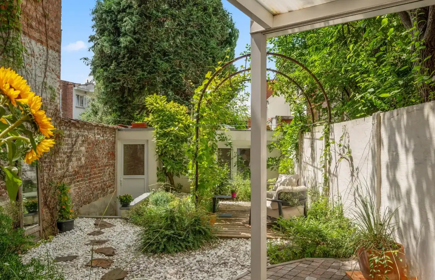Gelijkvloers appartement met prachtige tuin én polyvalent bijgebouw! foto 12