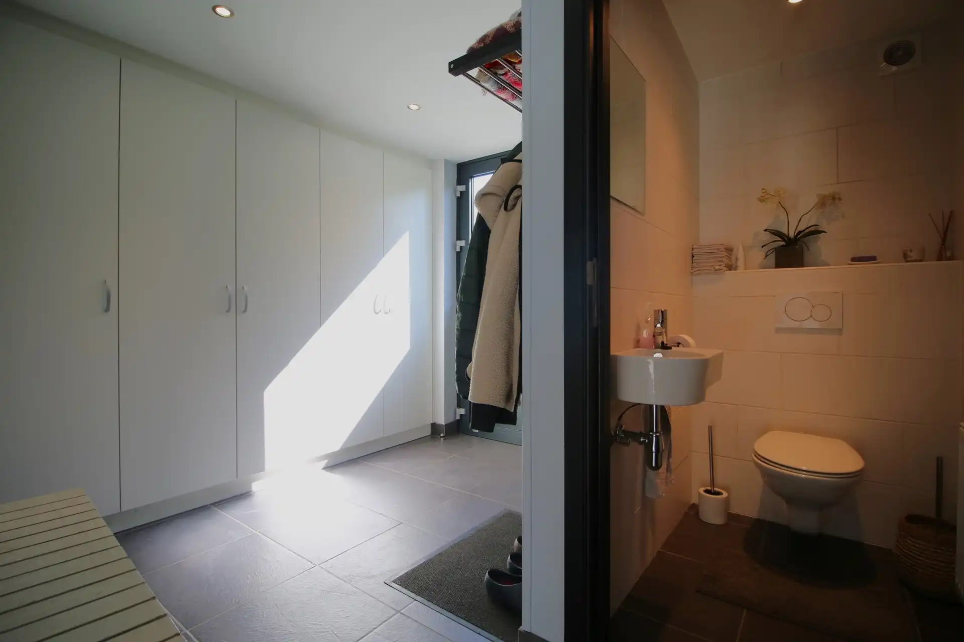 Instapklare gerenoveerde woning met 4 slpks. en aparte garage in doodlopende straat foto 10