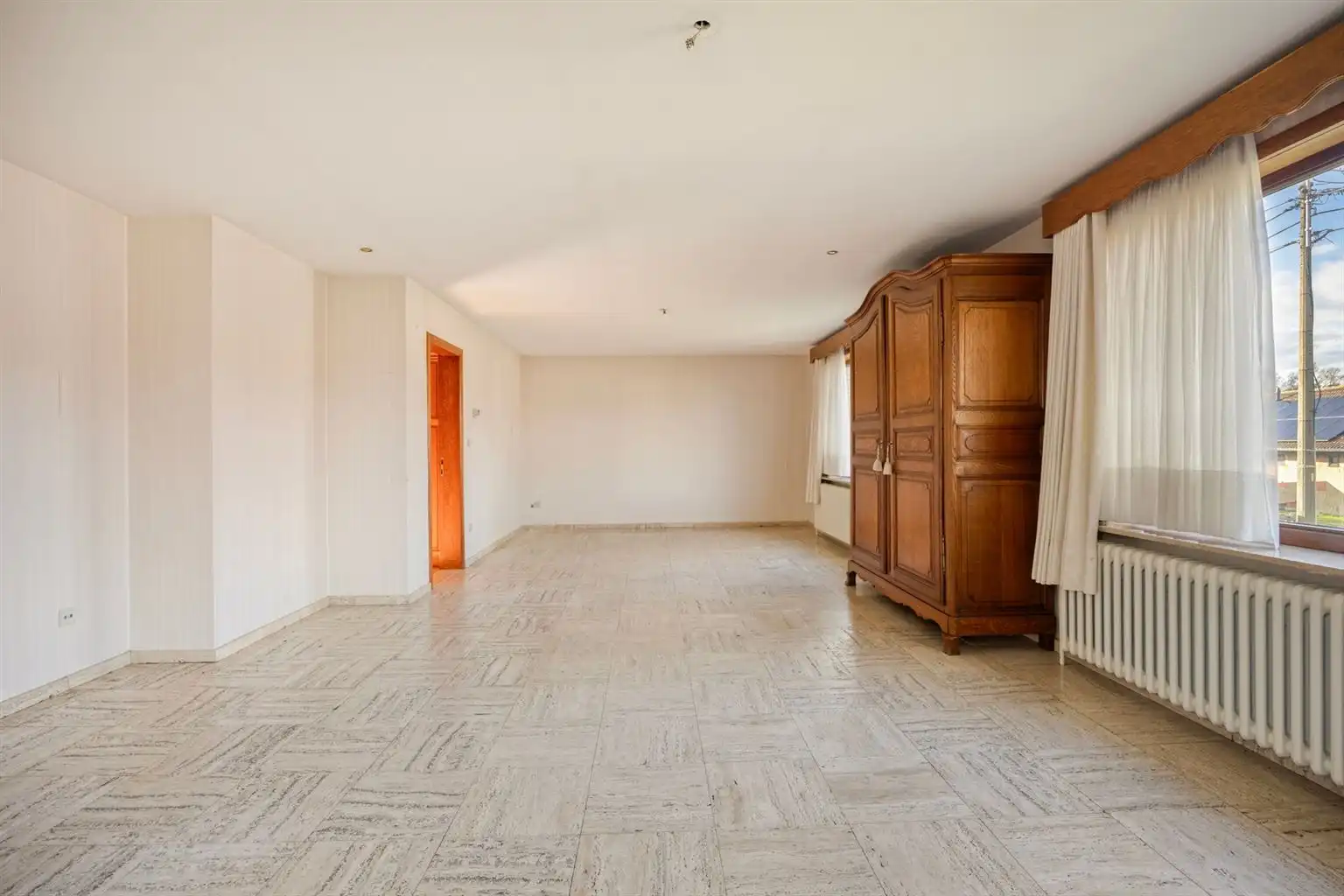 Vrijstaande woning op een uitzonderlijk perceel van 29a95ca met 4 slaapkamers en inpandige garage, gelegen op een rustige toplocatie nabij het centrum van Maaseik. foto 4