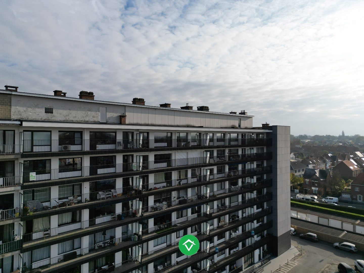 Instapklaar appartement met twee slaapkamers, ruim terras met prachtige vergezichten en kelderberging te Roeselare foto {{pictureIndex}}