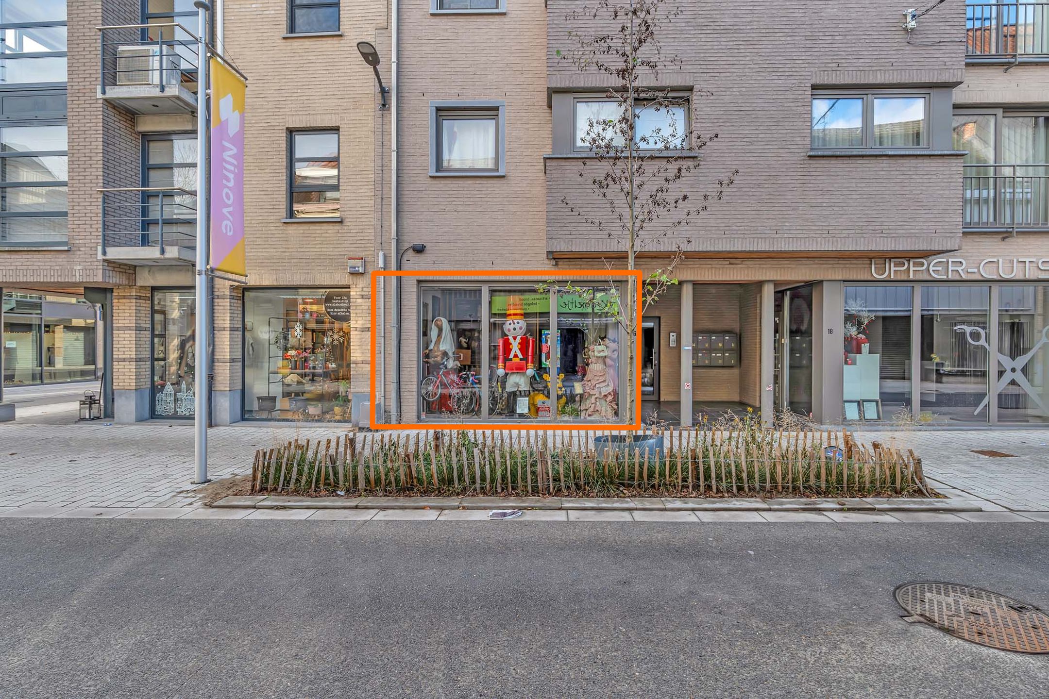 Commercieel gelijkvloers te centrum Ninove foto {{pictureIndex}}