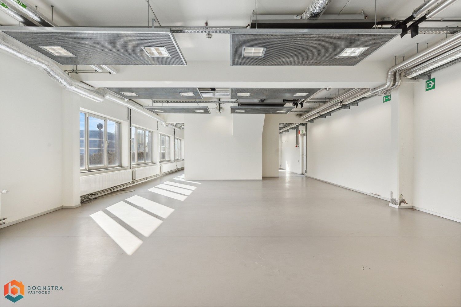 Veelzijdig kantoorgebouw met ruime parking op 2433 m² foto 10