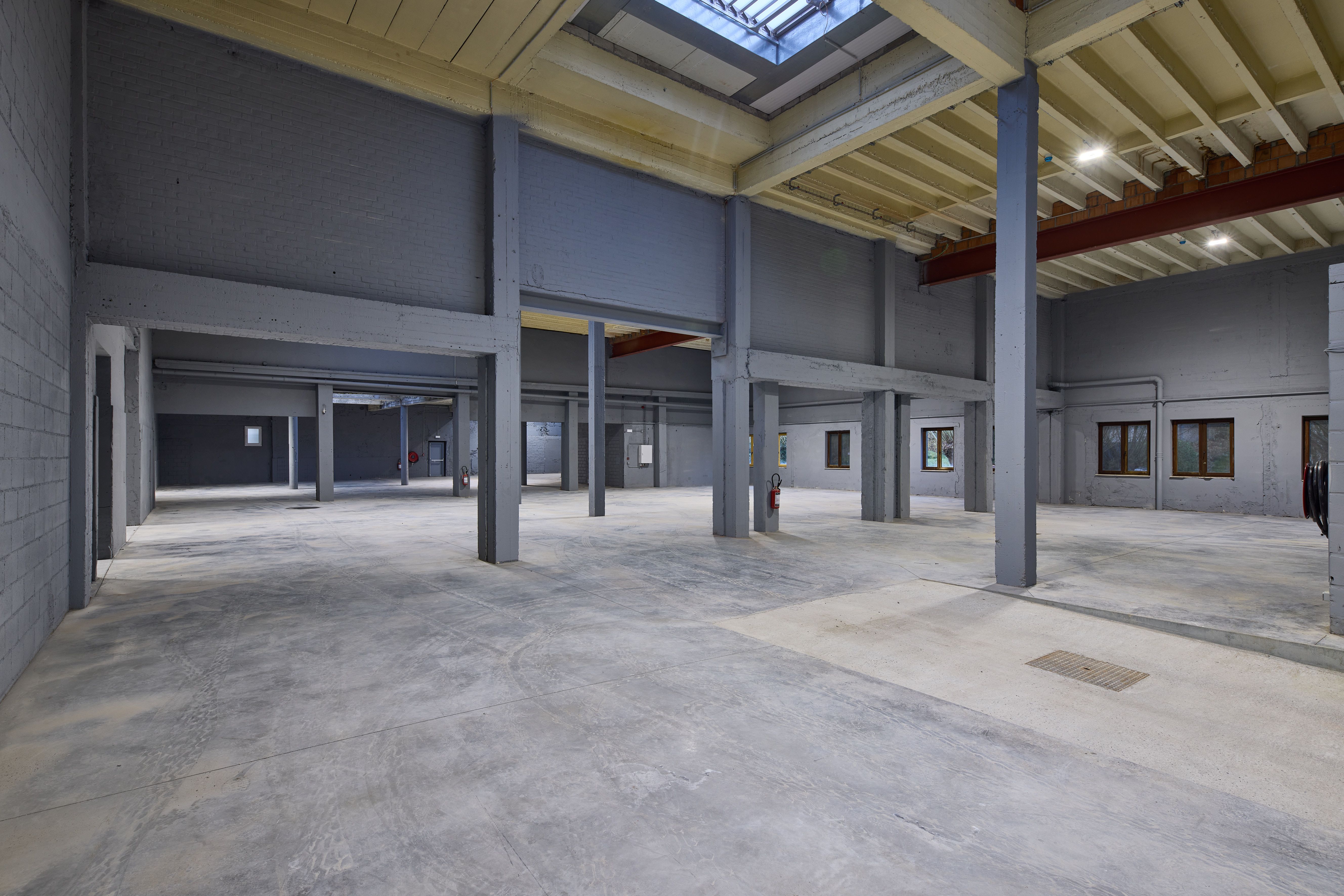 GERENOVEERDE MAGAZIJNUNIT 1200 M2 foto 3