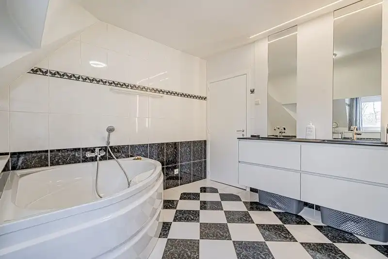 Karaktervolle, statige villawoning met 3 à 4 slpks en royale tuin foto 27