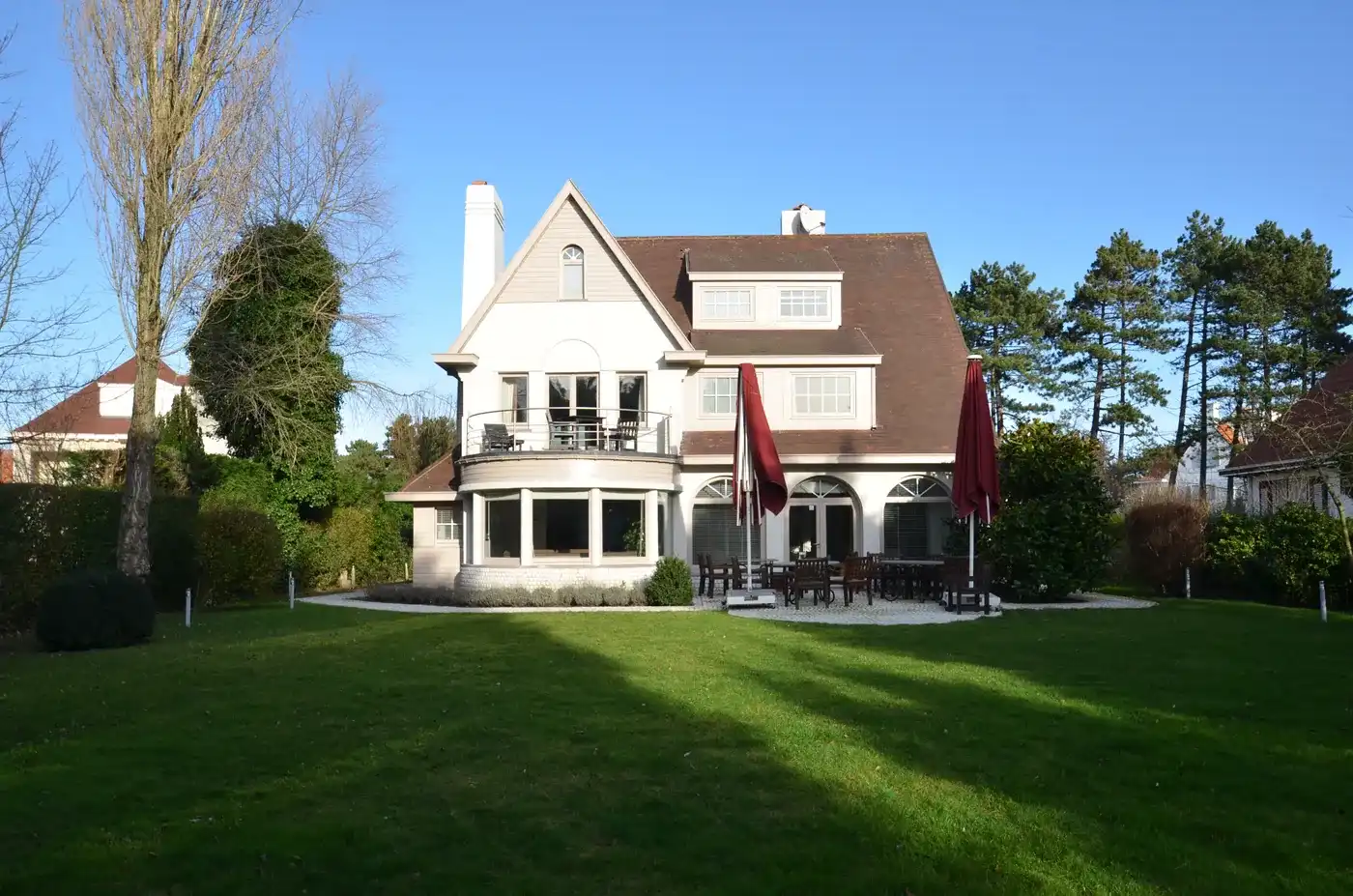 Bestaande of nieuw te bouwen villa op een uitzonderlijk triple A gelegen perceel in het hart van het Zoute. foto 4