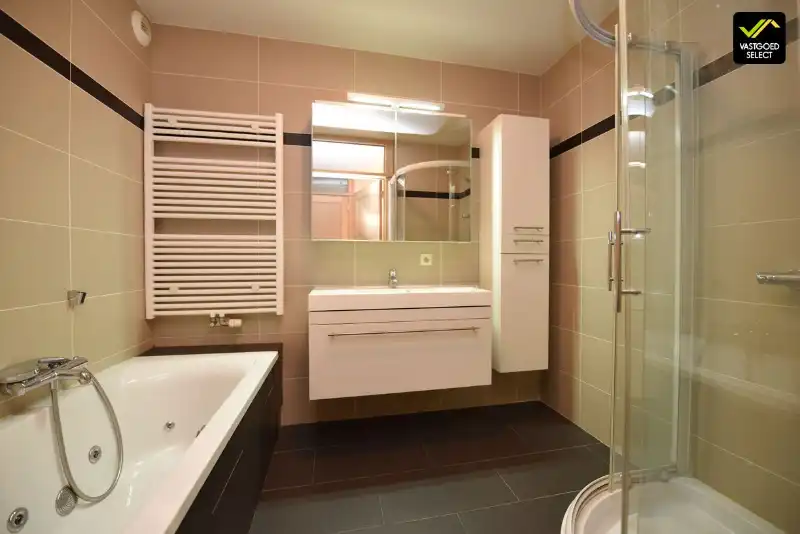 Te huur: Appartement met 2 ruime slaapkamer, parkeerplaats en garage foto 8
