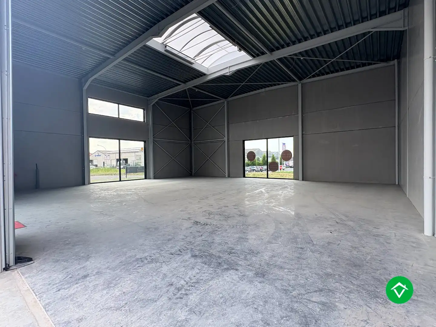 Loods te koop – 225 m² met 3 parkeerplaatsen inbegrepen op de industriezone te Ichtegem foto 3
