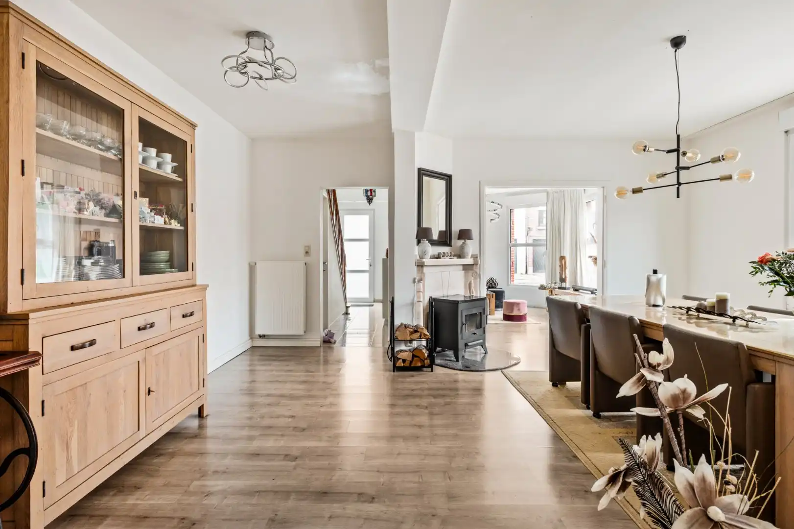 Instapklare woning met 5 slaapkamers en ruime garage op centrale ligging foto 9
