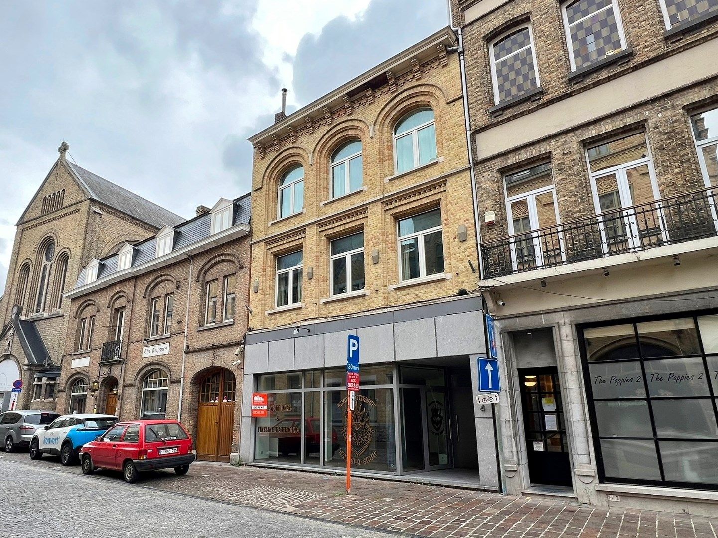 Commerciële handelsruimte 90m² met ruime etalage in het centrum van Ieper foto 2