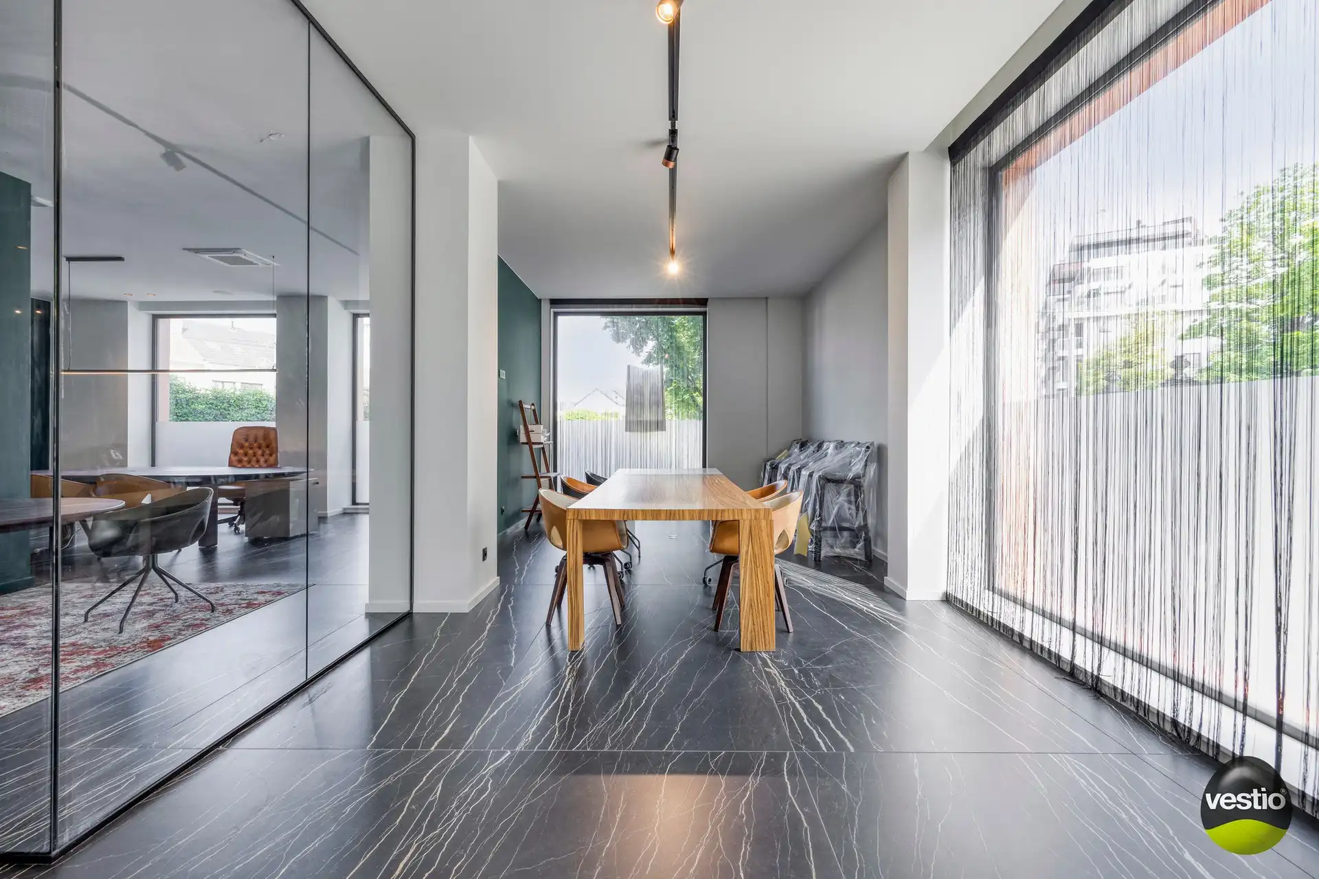 Luxueuze gelijkvloerse kantoorruimte van ca. 328 m² met parking. foto 3