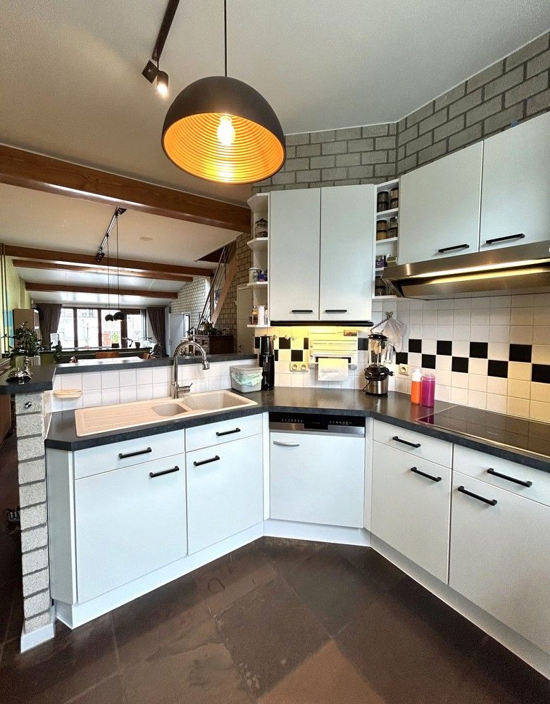 A must see - verrassend ruime woning met achteringang met privéparkeerplaatsen foto 6