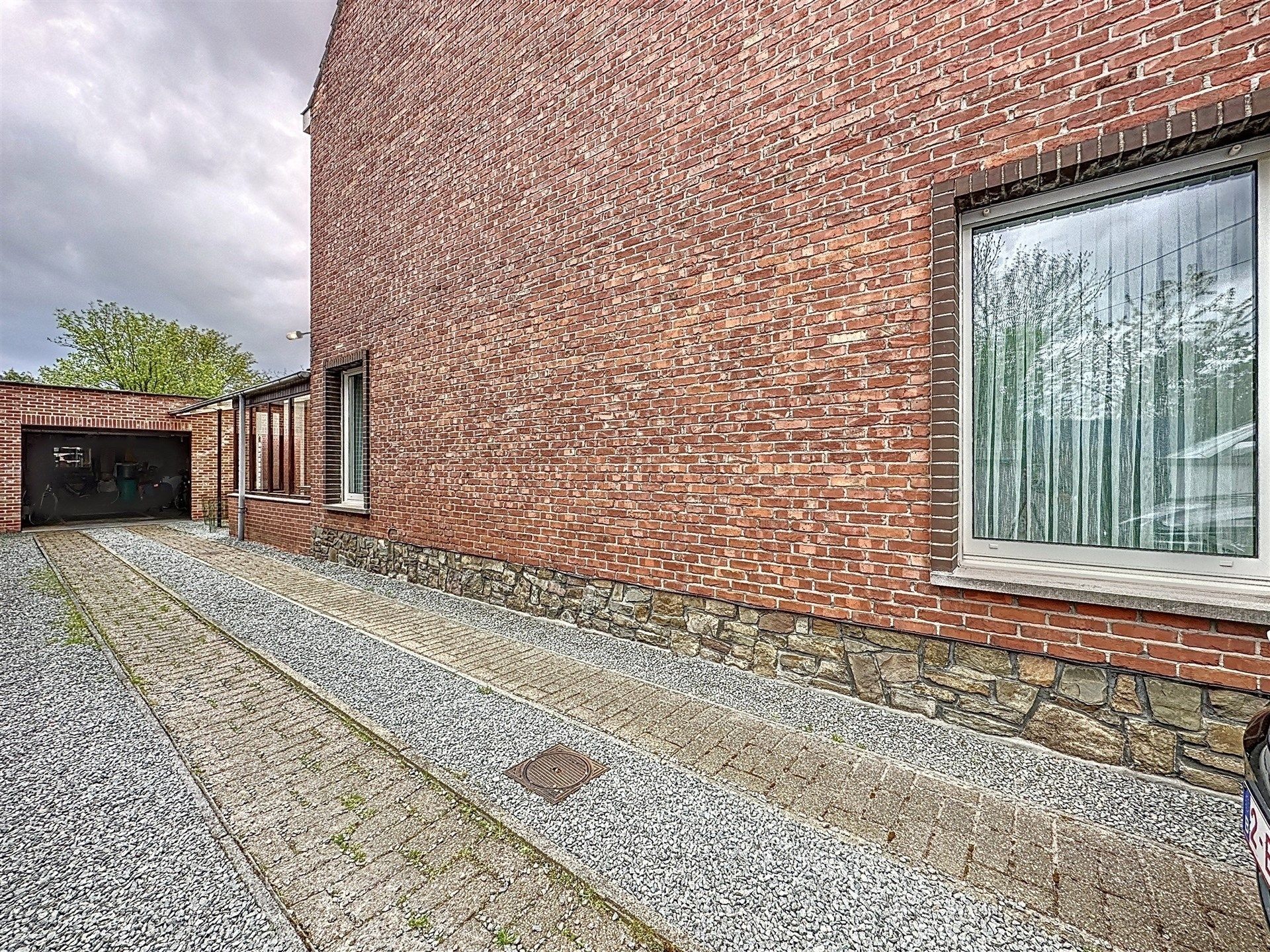 Prachtige open bebouwing met 4 slaapkamers en garage op perceel van 946m² foto 3